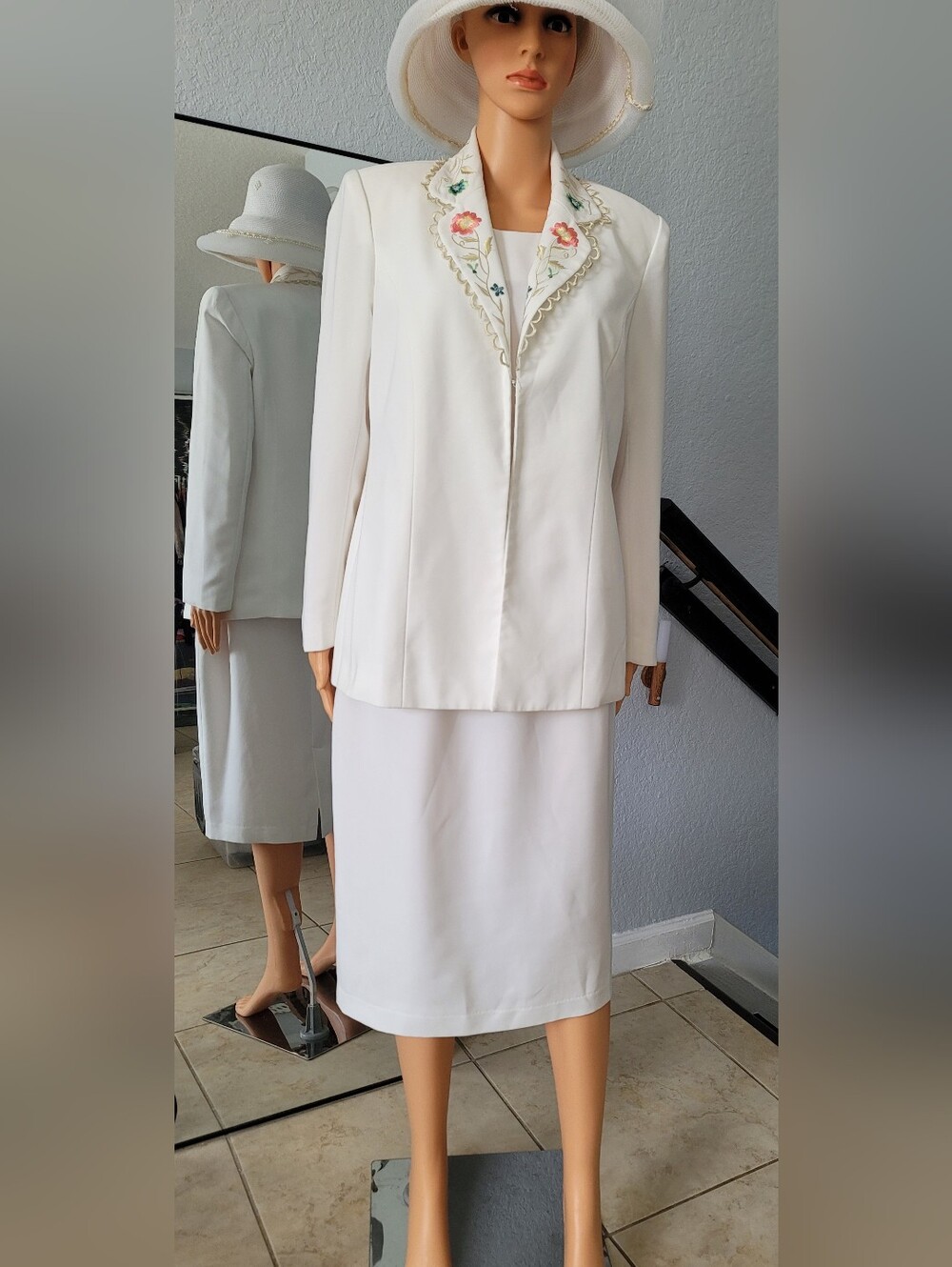 White Three-Piece Skirt Suit with Embroidered Collar